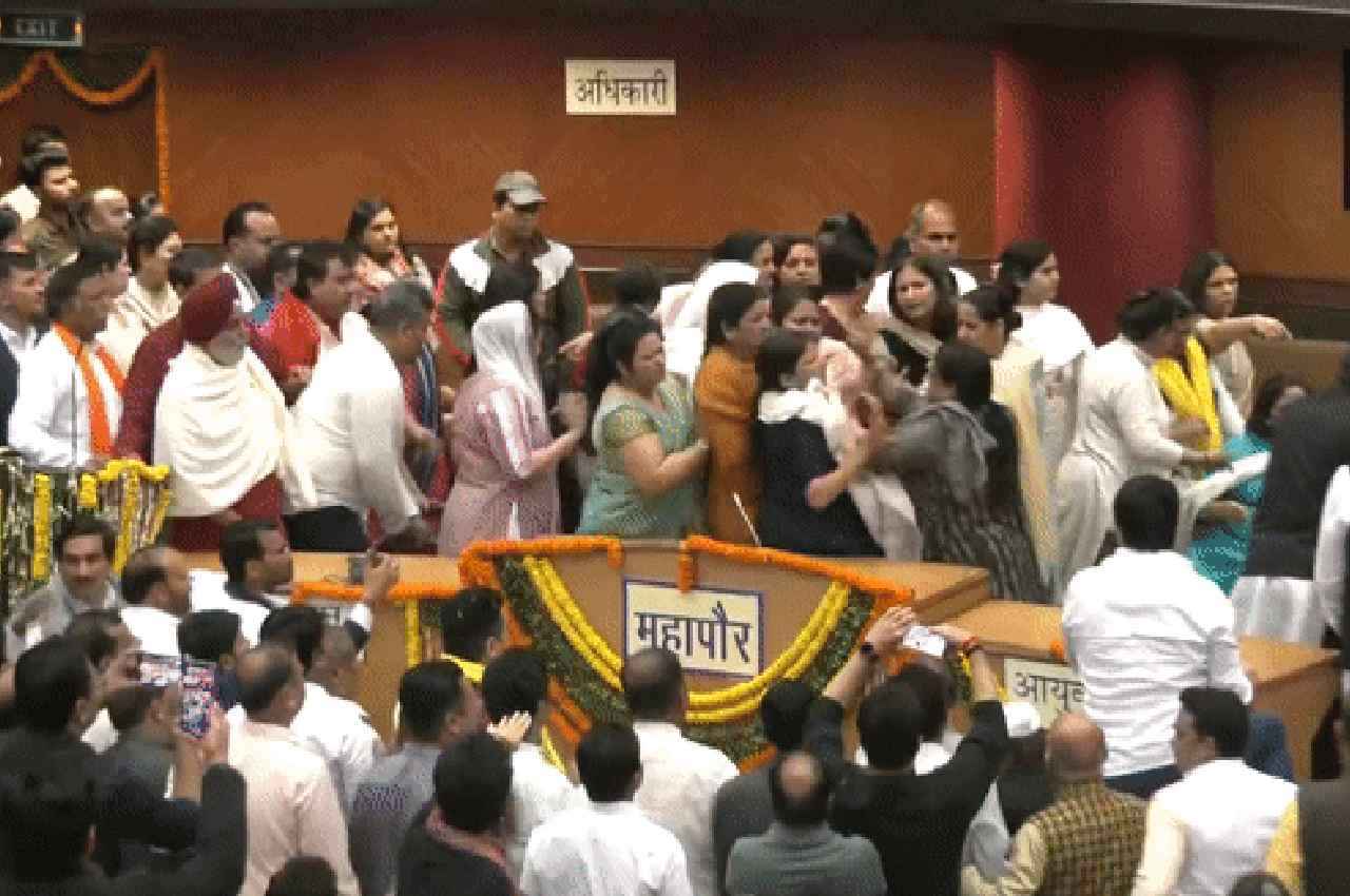 VIDEO: दिल्ली MCD हाउस में AAP और BJP पार्षदों के बीच झड़प, पेटियां फेंकी, जमकर चले लात-घूंसे
