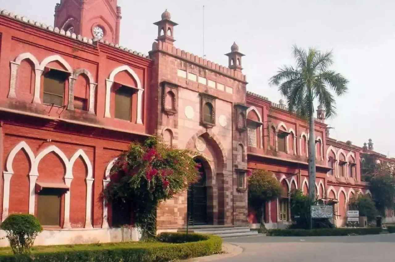 AMU Protest: छात्र को सस्पेंड करने के मामले ने तूल पकड़ा, स्टूडेंट्स ने लगाए 'अल्लाह-हू-अकबर' के नारे