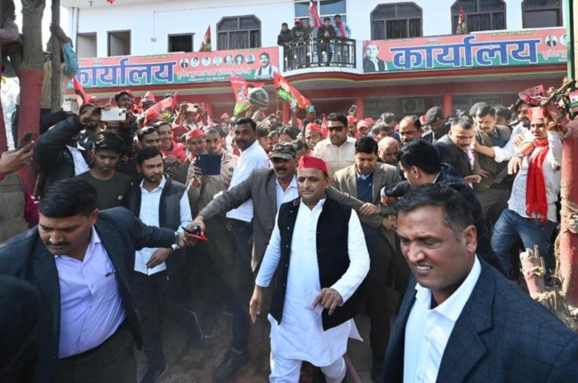 Akhilesh yadav, Akhilesh Yadav Escort, Hardoi, Samajwadi Party, Road Accident, Uttar Pradesh