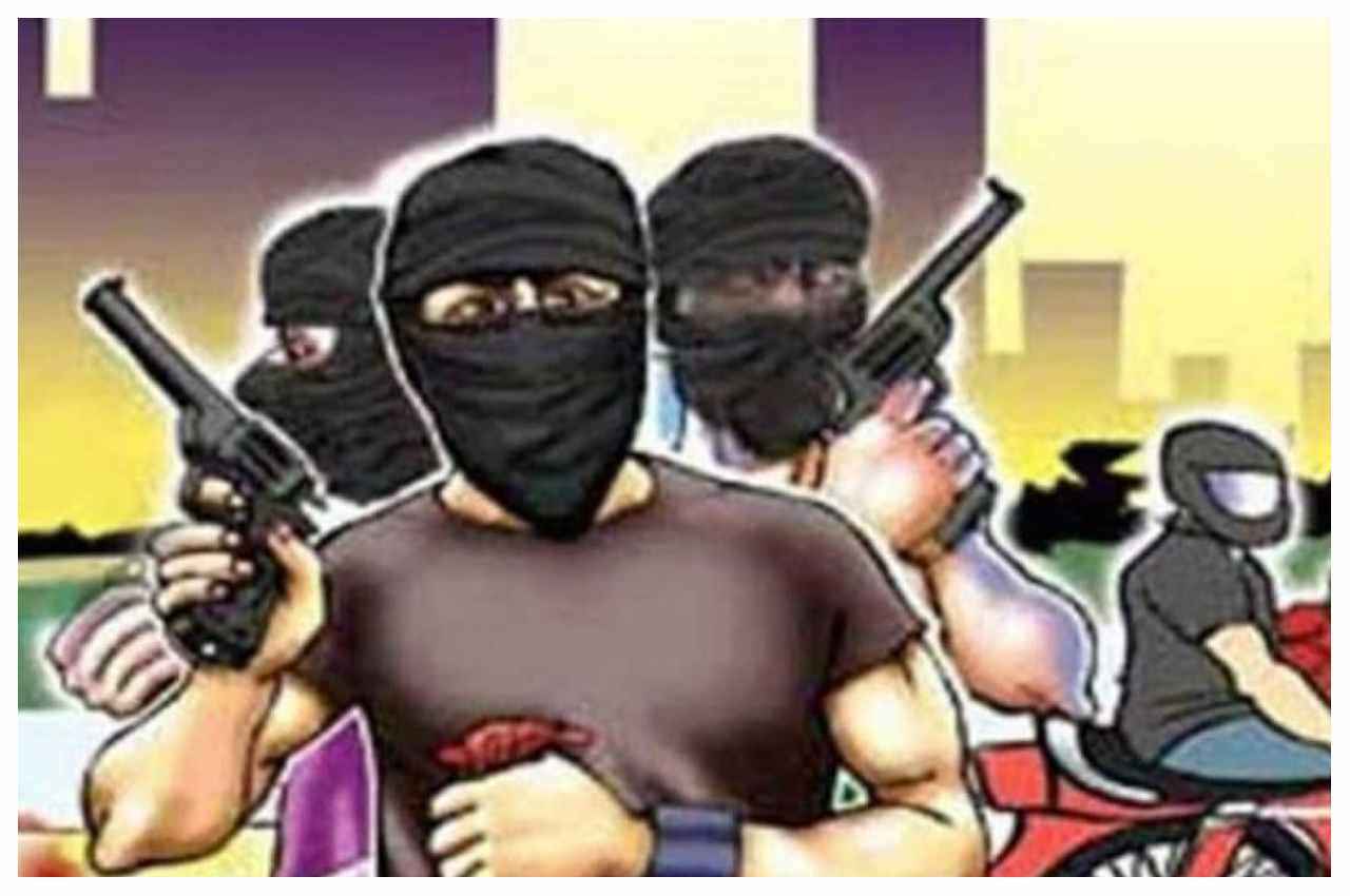 Alwar News: अलवर में बदमाशों ने प्रॉपर्टी डीलर पर बरसाई गोलियां, लूटकर ले गए इतने लाख रुपए