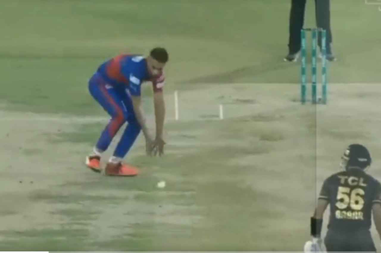 PSL 2023, Babar vs Amir: बाबर आजम ने मारा चौका, भड़क गए मोहम्मद आमिर, गेंद उठाया और...देखें Video