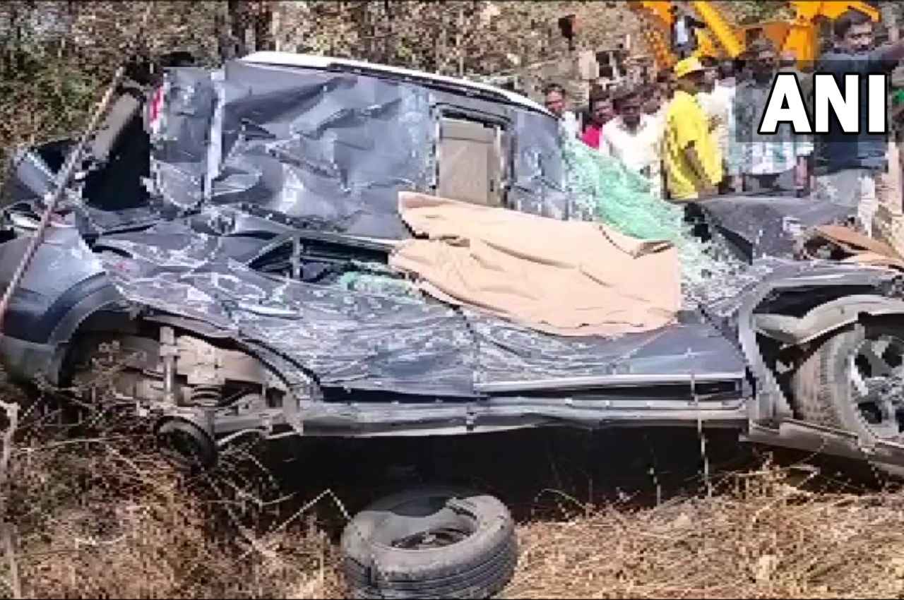 Bengaluru Road Accident: बेंगलुरु में कार पर पलटा तेज रफ्तार ट्रक, स्कूल जा रही बच्ची समेत महिला की हुई दर्दनाक मौत