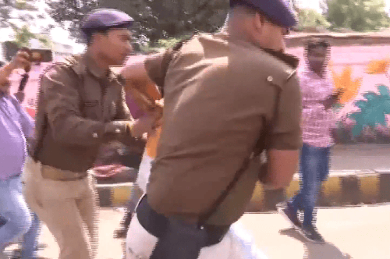 बिहार में 'नौकरी' के बदले 'लाठी': पटना में प्रदर्शन कर रहे BTSC अभ्यर्थियों पर पुलिस ने बरसाई लाठियां, घसीटकर ले गए जवान