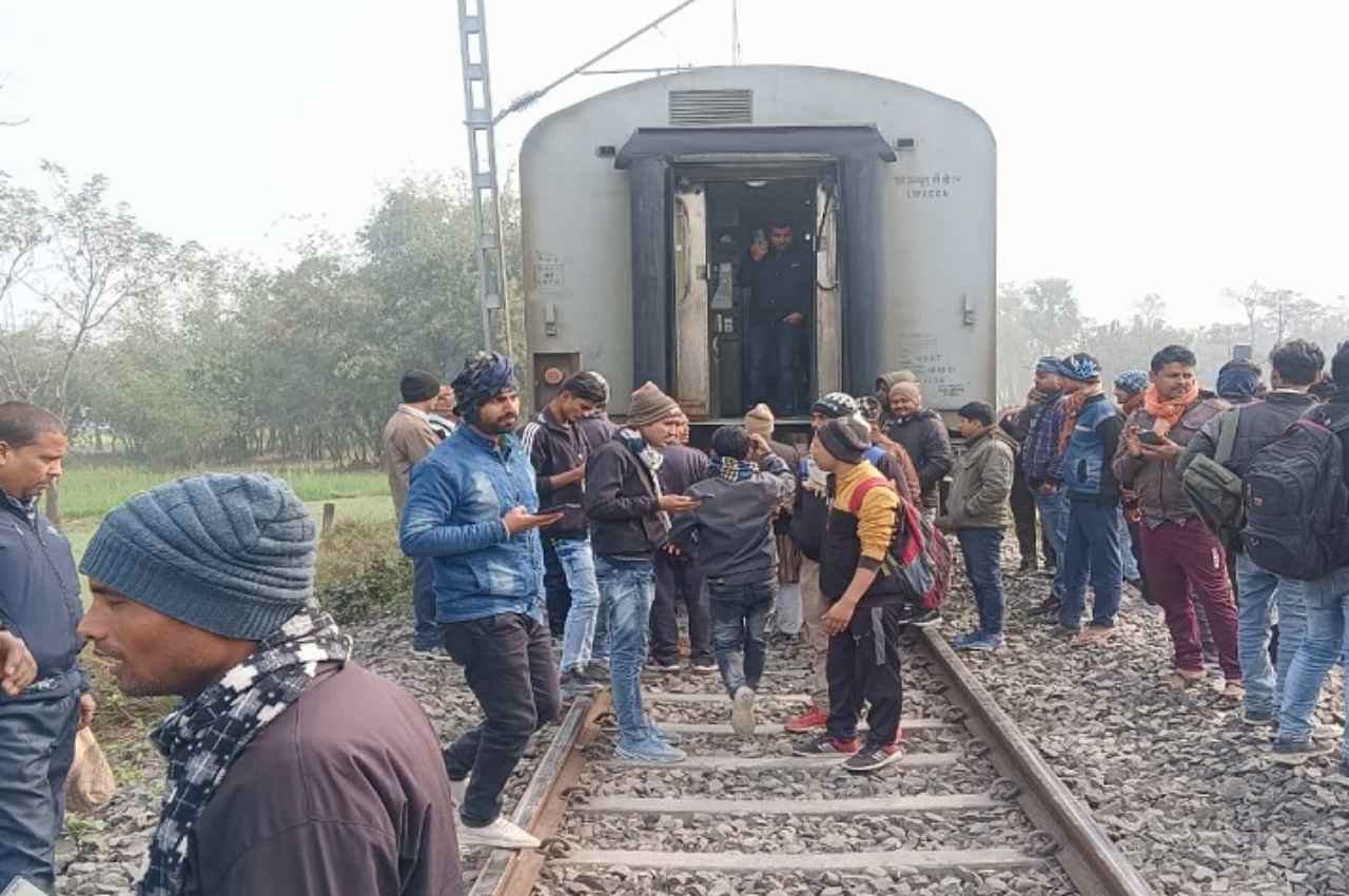 Bihar: 5 बोगी छोड़कर आगे निकल गया इंजन, यात्री देखते रह गए, फिर...