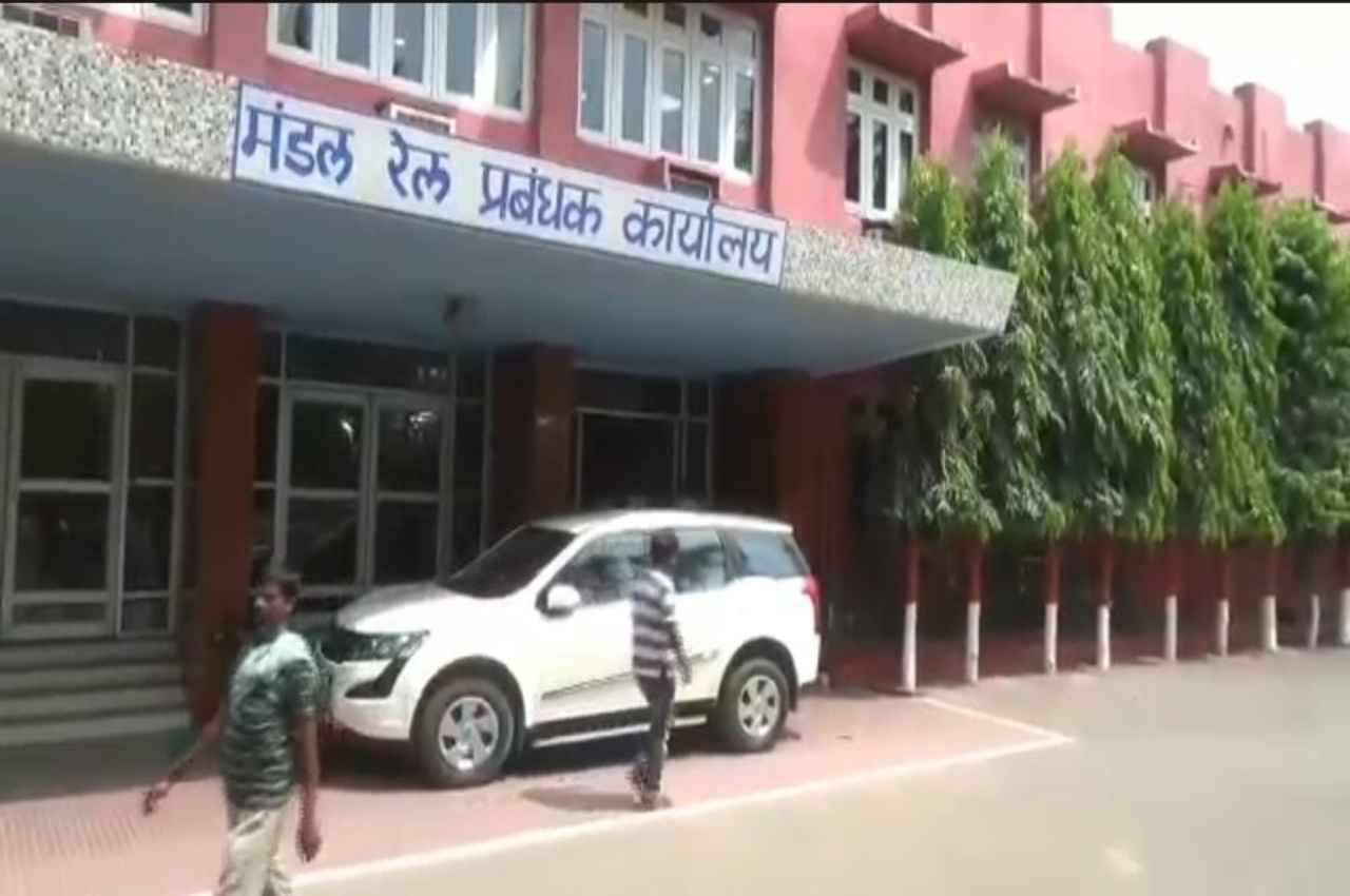 Hajipur: हाजीपुर से सोनपुर तक रेलवे ऑफिस में CBI की ताबड़तोड़ छापेमारी, चीफ कंट्रोलर से की पूछताछ