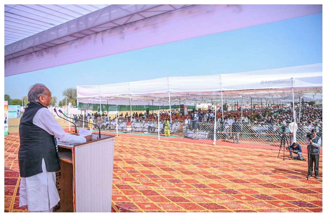 Jaipur: मूर्ति अनावरण समारोह में बोले CM- PM और वित्त मंत्री का OPS स्कीम पर विरोध समझ से परे