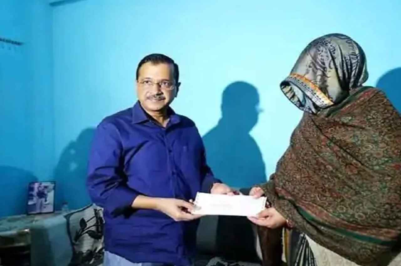 New Delhi: शहीद ASI शंभू दयाल के घर जाकर सीएम केजरीवाल ने दिया 1 करोड़ का चेक