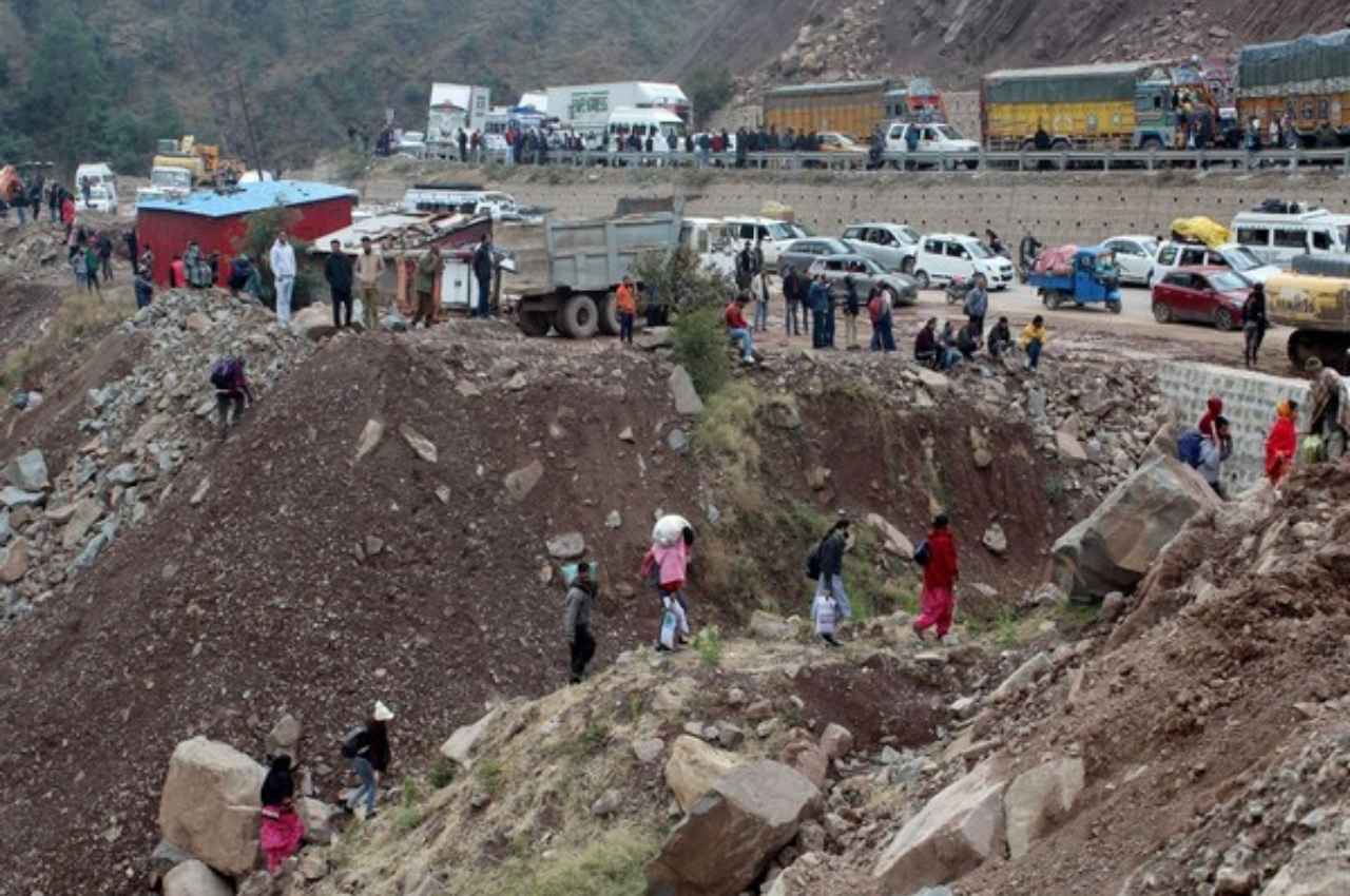 हिमाचल प्रदेश के चंबा में भूस्खलन के बाद पुल गिरा, यातायात ठप