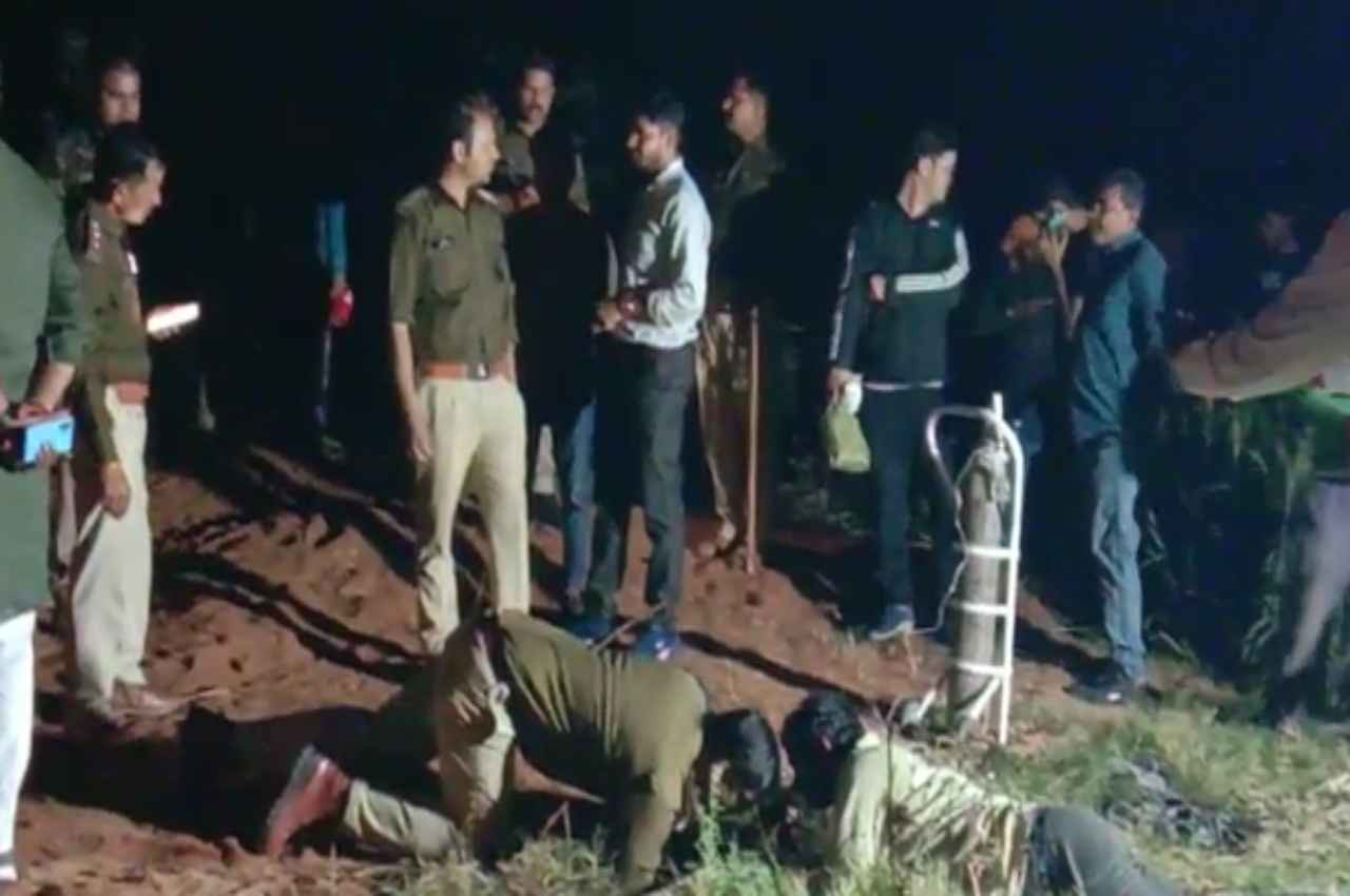 Chhatarpur News: खेलते-खेलते में बोरवेल में गिरी 3 साल की नैंसी, प्रशासन ने सकुशल निकाला बाहर