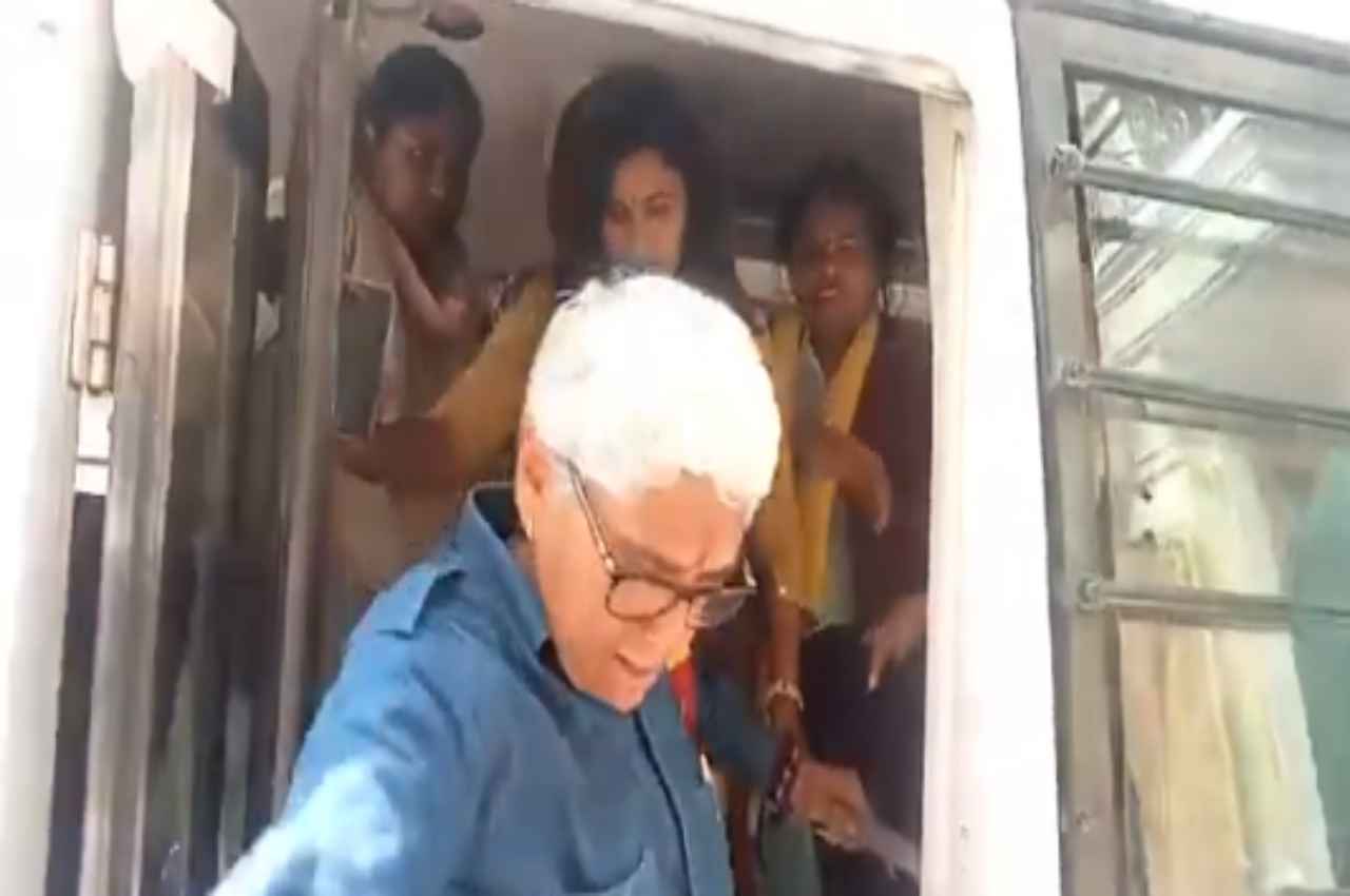 Delhi Liquor Policy Case: हिरासत में लिए आप नेताओं ने PM मोदी के खिलाफ की नारेबाजी, आपत्तिजनक शब्दों का भी इस्तेमाल