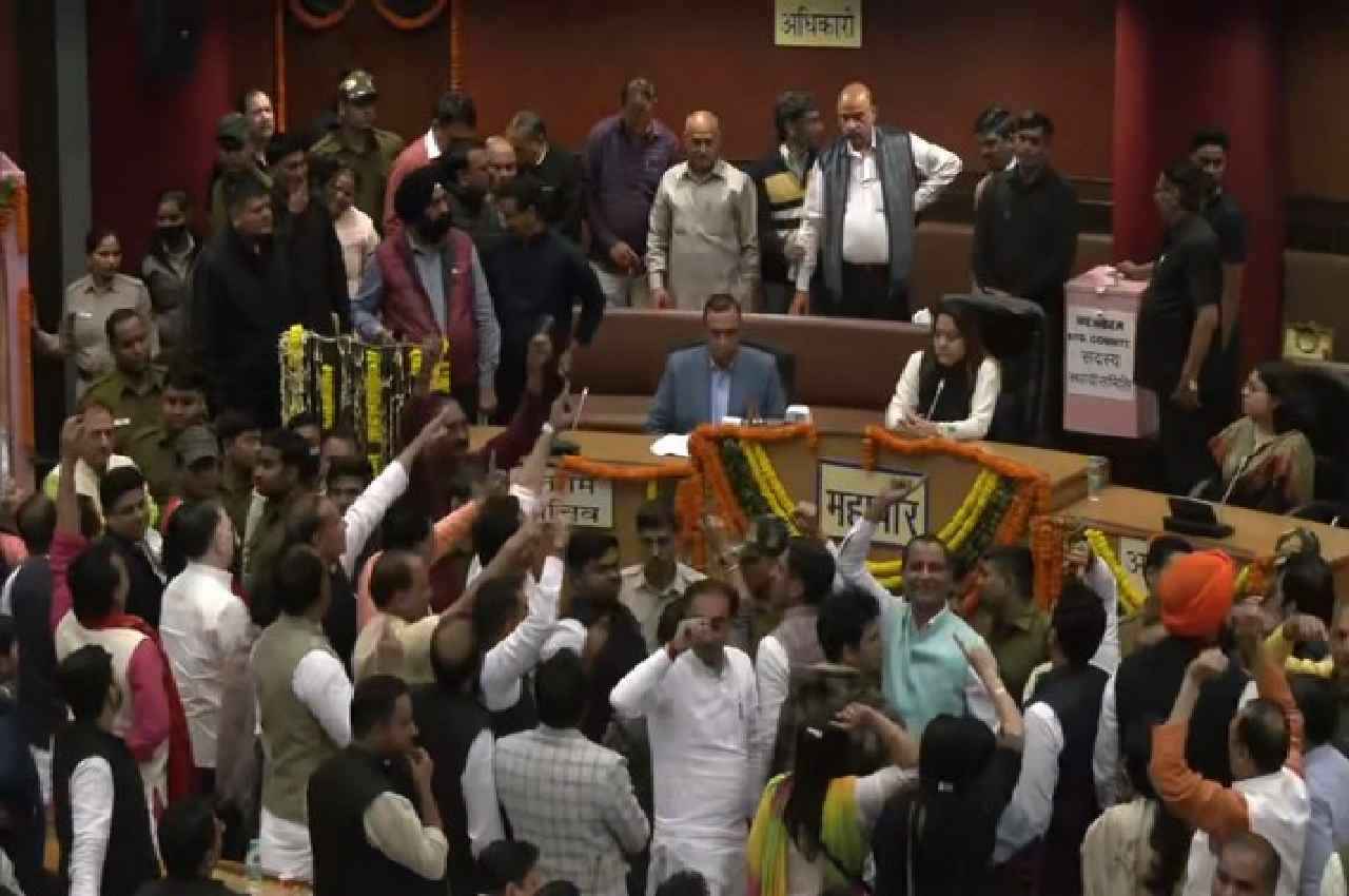Delhi MCD: हंगामे के बाद हाउस कल सुबह तक के लिए स्थगित, AAP बोली- BJP को सता रहा हार का डर