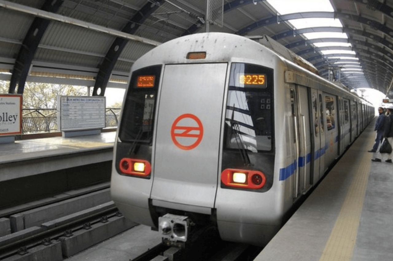 दिल्ली मेट्रो में शराब ले जाने की मिली अनुमति, जानें कितने बोतल ले जा सकेंगे यात्री
