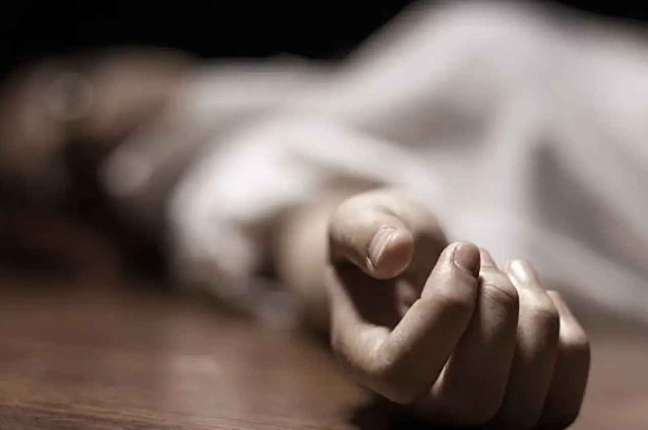 कमांडेंट की पत्नी ने घर में फांसी लगाकर की खुदकुशी, पुलिस को सुसाइड नोट