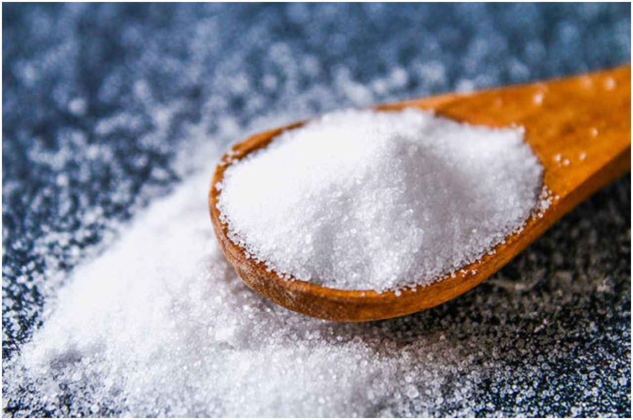 सावधान! ज्यादा नमक के सेवन से गल जाएंगी हड्डियां, आज ही कम कर दें खाना