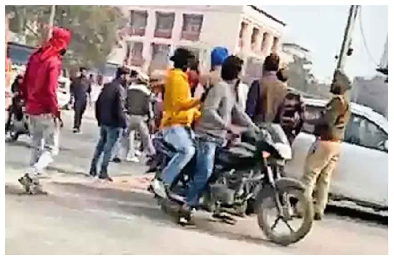 मूकदर्शक पुलिस! कोर्ट में गवाही देकर लौट रही महिला पर तलवारों से हमला