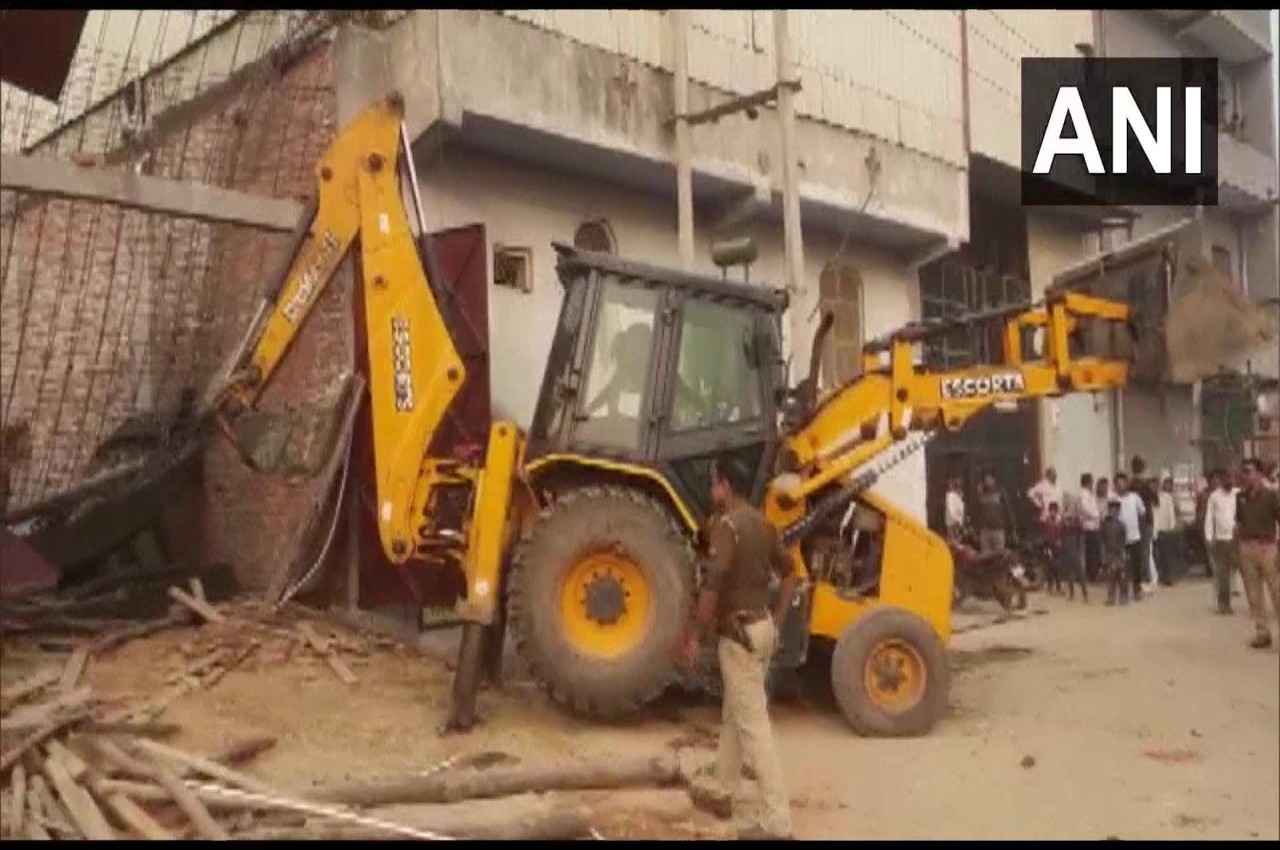 Ghaziabad: लोनी में निर्माणाधीन फैक्ट्री की शटरिंग गिरी, दो की मौत, कई मजदूर दबे होने की आशंका