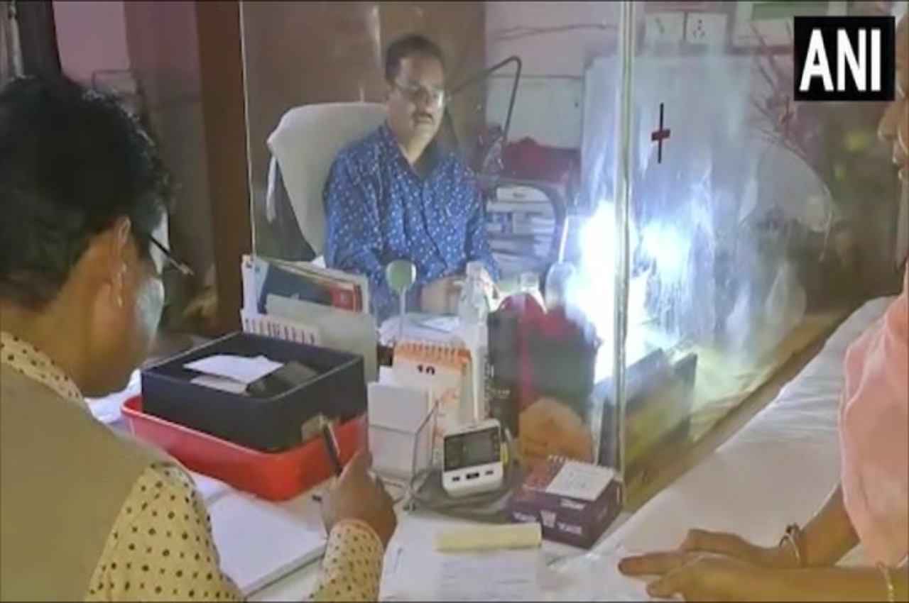 Ghaziabad: जिला अस्पताल में चार दिन से बिजली गुल, टॉर्च लाइट में मरीजों को देख रहे डॉक्टर