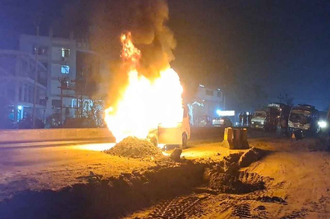 Hajipur News: पटना से समस्तीपुर जा रही कार में अचानक लगी आग, दो दमकलों ने आग पर पाया काबू