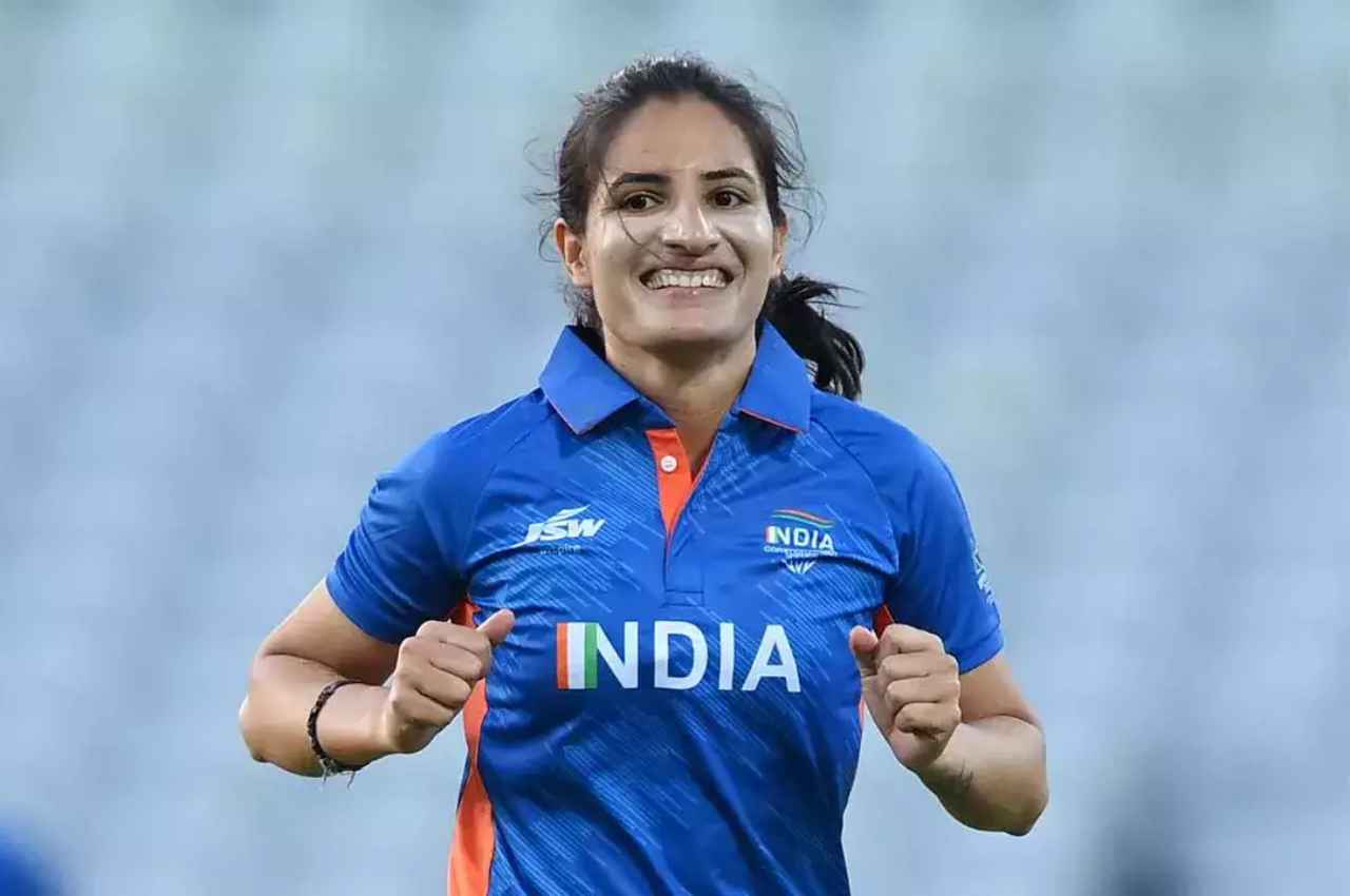 Women's T20 WC, IND vs ENG: रेणुका सिंह on fire, 4 ओवर में चटका डाले 5 विकेट