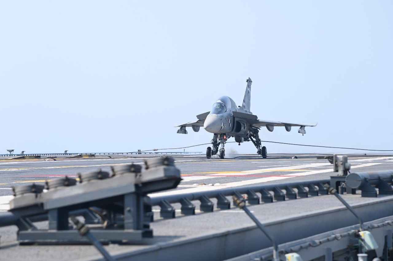 INS Vikrant: Indian Navy ने रचा इतिहास, लड़ाकू विमान ने आईएएनएस विक्रांत पर की सफल लैंडिंग, गर्व से भर देंगी ये तस्वीरें