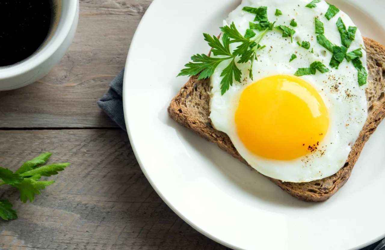 Instant Breakfast Recipe: बिना झंझट के मिनटों में बनाएं हाफ फ्राई रेसिपी! जानें बनाने की विधि