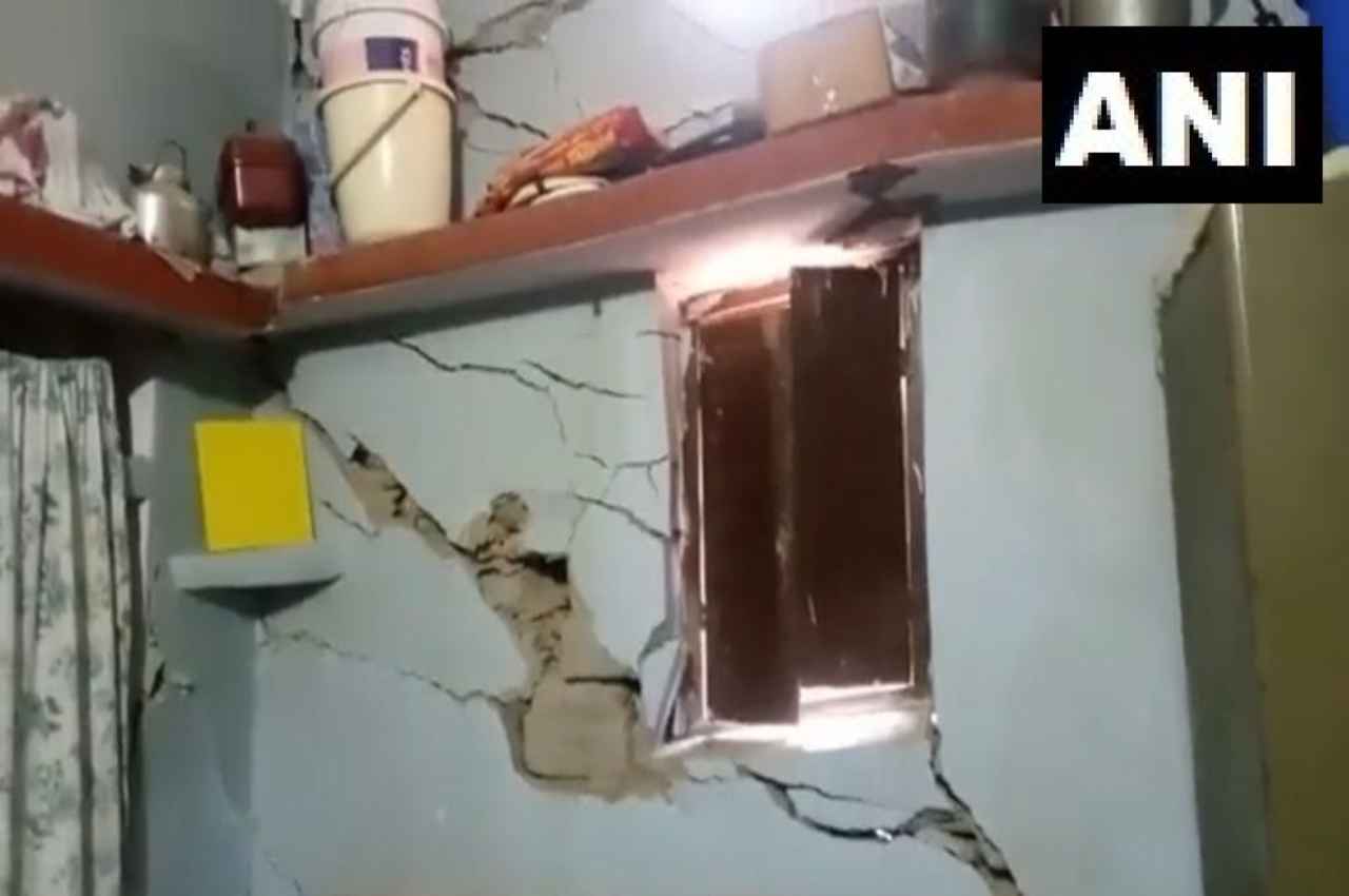 Karnprayag Sinking: जोशीमठ के बाद एक और बड़ी आपदा, कर्णप्रयाग में दरकने लगे मकान, खाली कराए सभी भवन