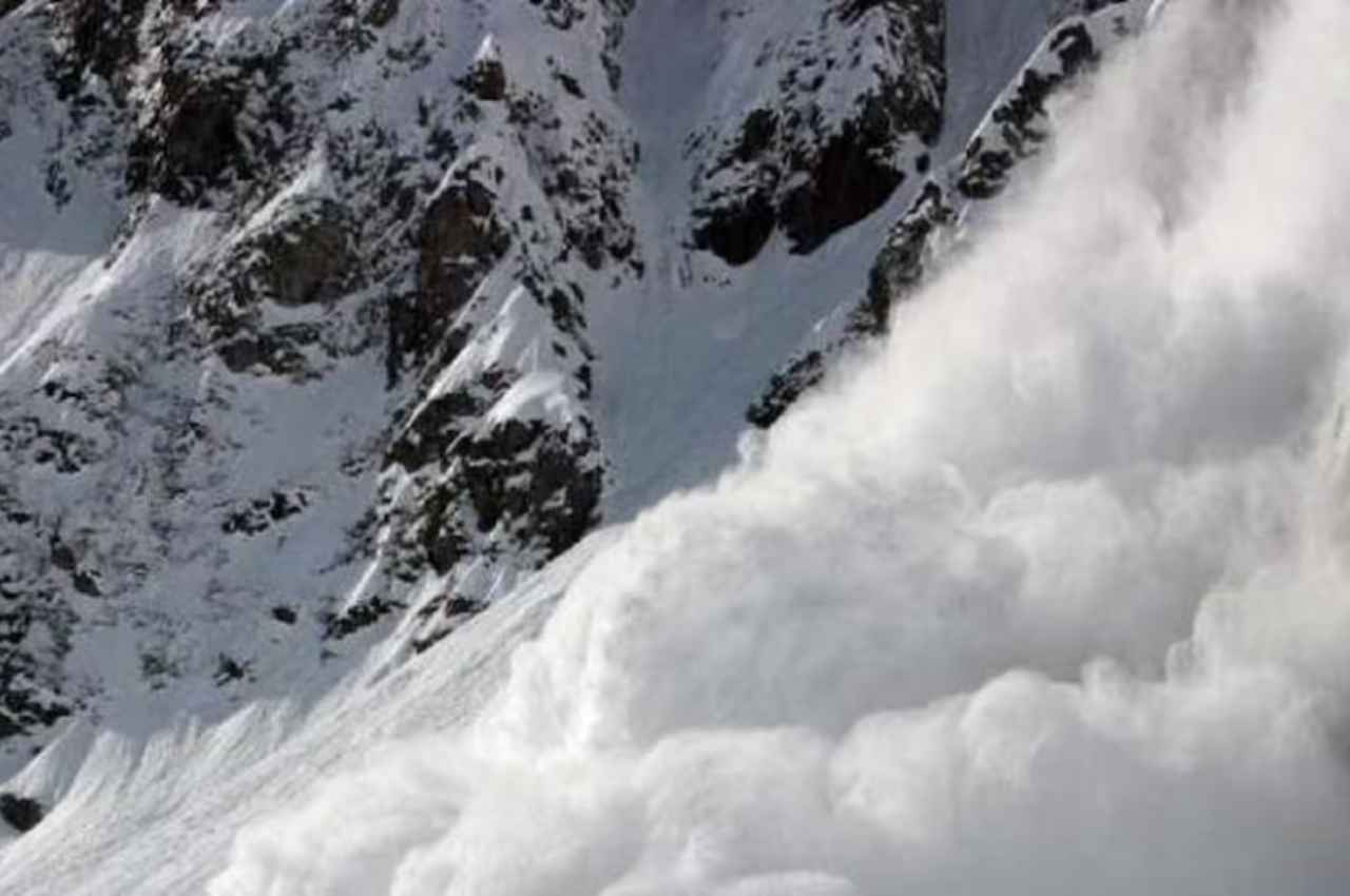 Jammu Kashmir Weather: जम्मू-कश्मीर के 12 जिलों में हिमस्खलन की संभावना, आपदा प्रबंधन ने अगले 24 घंटे लिए जारी की चेतावनी