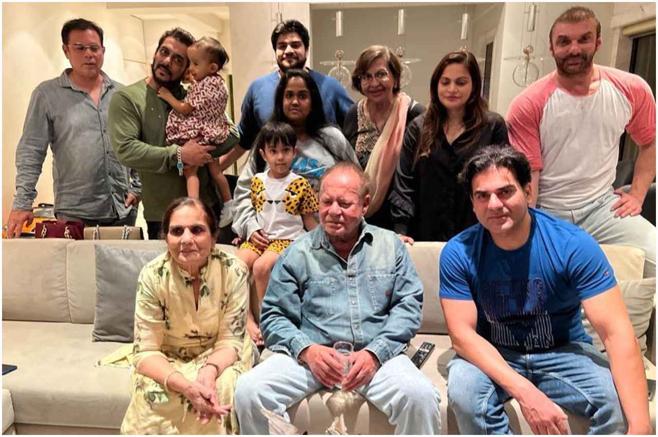 Kisi Ka Bhai Kisi Ki Jaan: रिलीज से पहले सलमान ने फैमिली को दिखाई फिल्म, सजेशन के हिसाब से होंगे बदलाव
