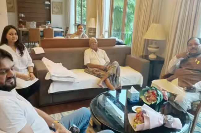 Lalu Prasad yadav bihar, rjd Chief lalu Prasad yadav, Lalu Prasad Yadav, lalu Back To India From Singapore, Bihar Mahagathbandhan, Bihar News, Patna, Tejshwi yadav, Nitish Kumar, Bihar Cm Nitish Kumar