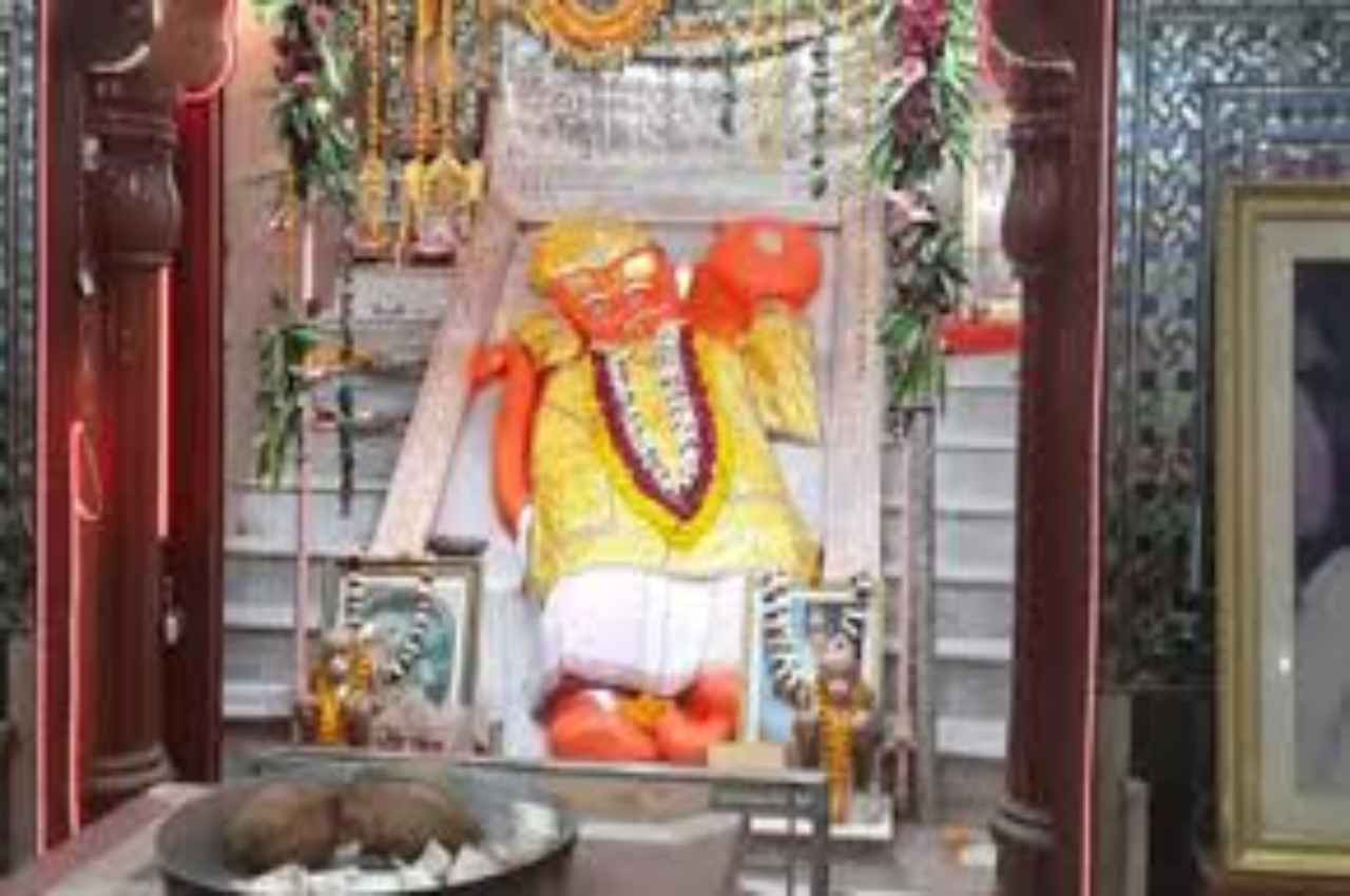 Jaipur: असामाजिक तत्वों ने हनुमान मंदिर में फेंके मांस के कट्टे, शिकायत दर्ज