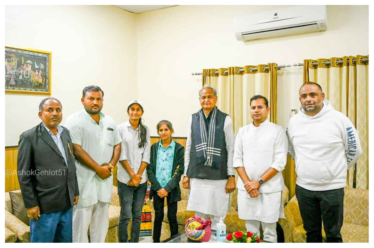 Jaipur: बाड़मेर की मूमल मेहर ने की सीएम से मुलाकात, दिया हर संभव मदद का आश्वासन