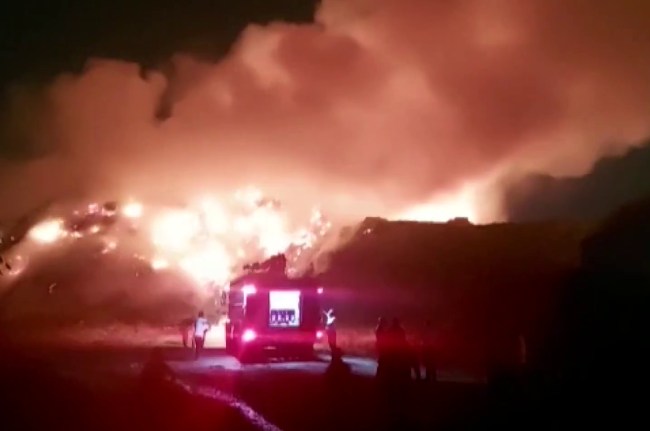 Mumbai, Massive fire, Turbhe dumping yard, Navi Mumbai, Turbhe dumping yard Fire Updates, Mumbai News, Mumbai Hindi News