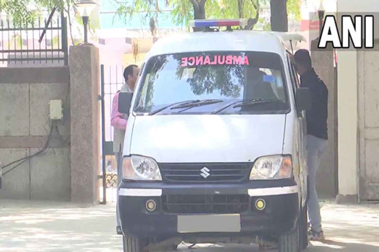 Nikki Yadav Murder Case: पोस्टमार्टम के लिए दीन दयाल उपाध्याय अस्पताल लाया गया पीड़िता का शव