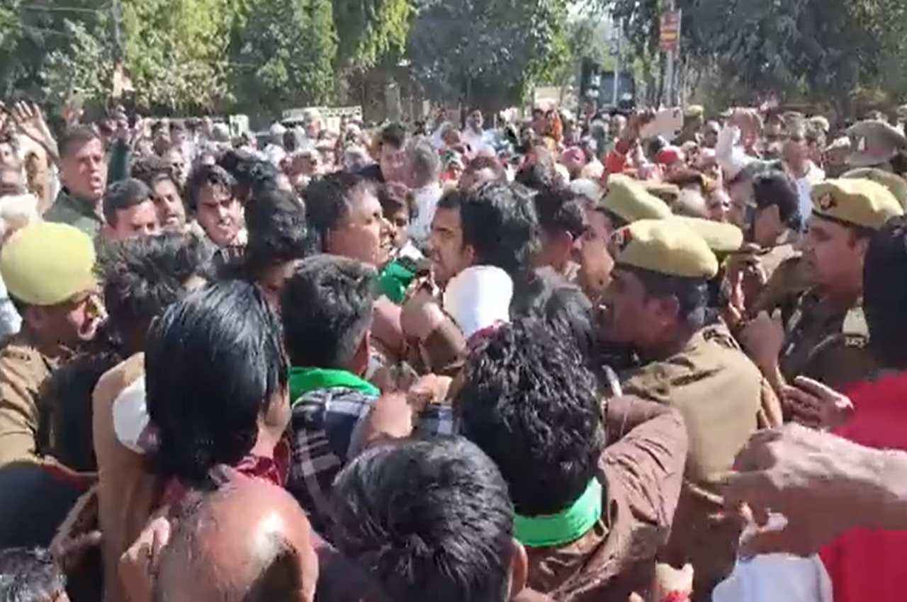 नोएडा में किसानों ने घेरा NTPC मुख्यालय, पुलिस से हुई झड़प, देखें Video