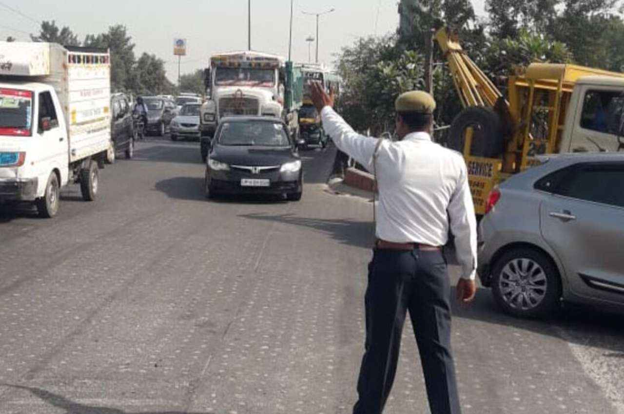 Noida News: हाई सिक्योरिटी नंबर प्लेट नहीं है तो पढ़ लें ये खबर, आज से लगेगा इतने हजार का जुर्माना