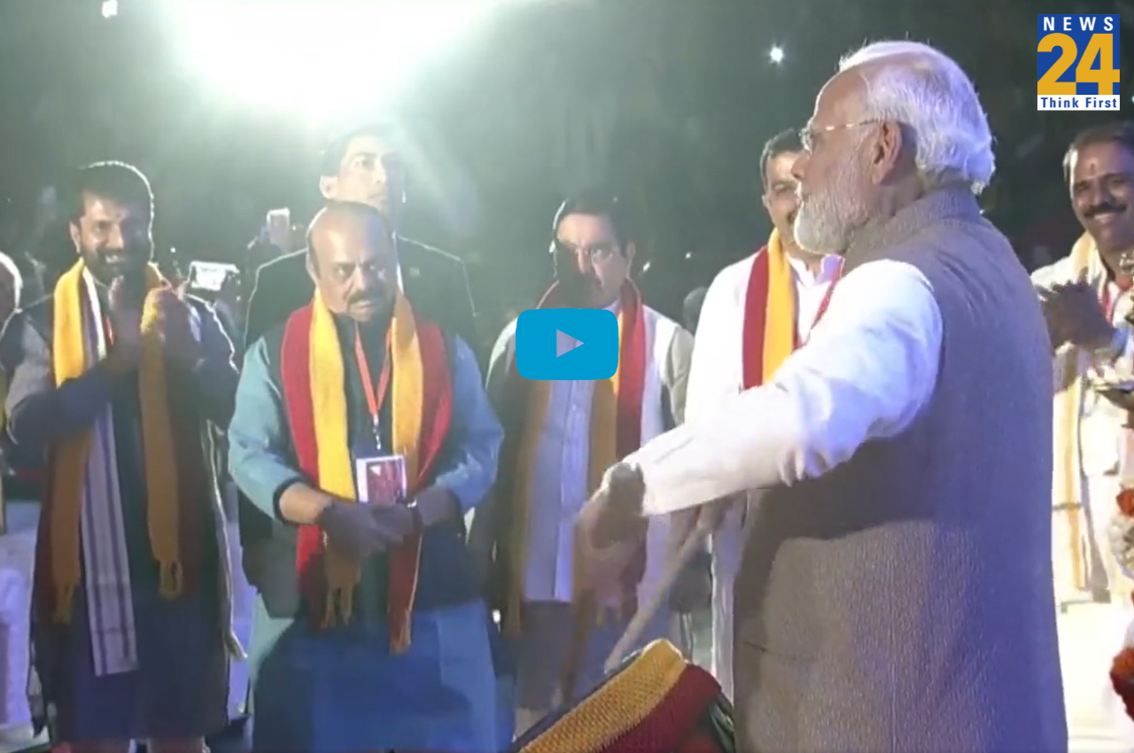 Prime Minister Narendra Modi, PM Modi plays drum, Barisu Kannada Dim Dimava cultural festival, Talkatora Stadium, Delhi, Delhi News, Pm Modi, PM Modi News