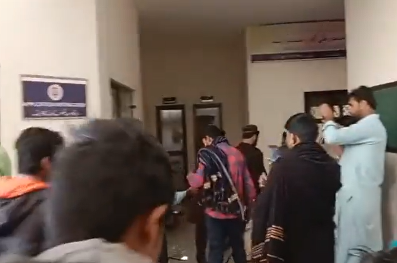 Pakistan Mob Lynching: पाकिस्तान में ईशनिंदा पर भीड़ ने 35 साल के शख्स को थाने में घुसकर पीटा, फिर जिंदा जलाया
