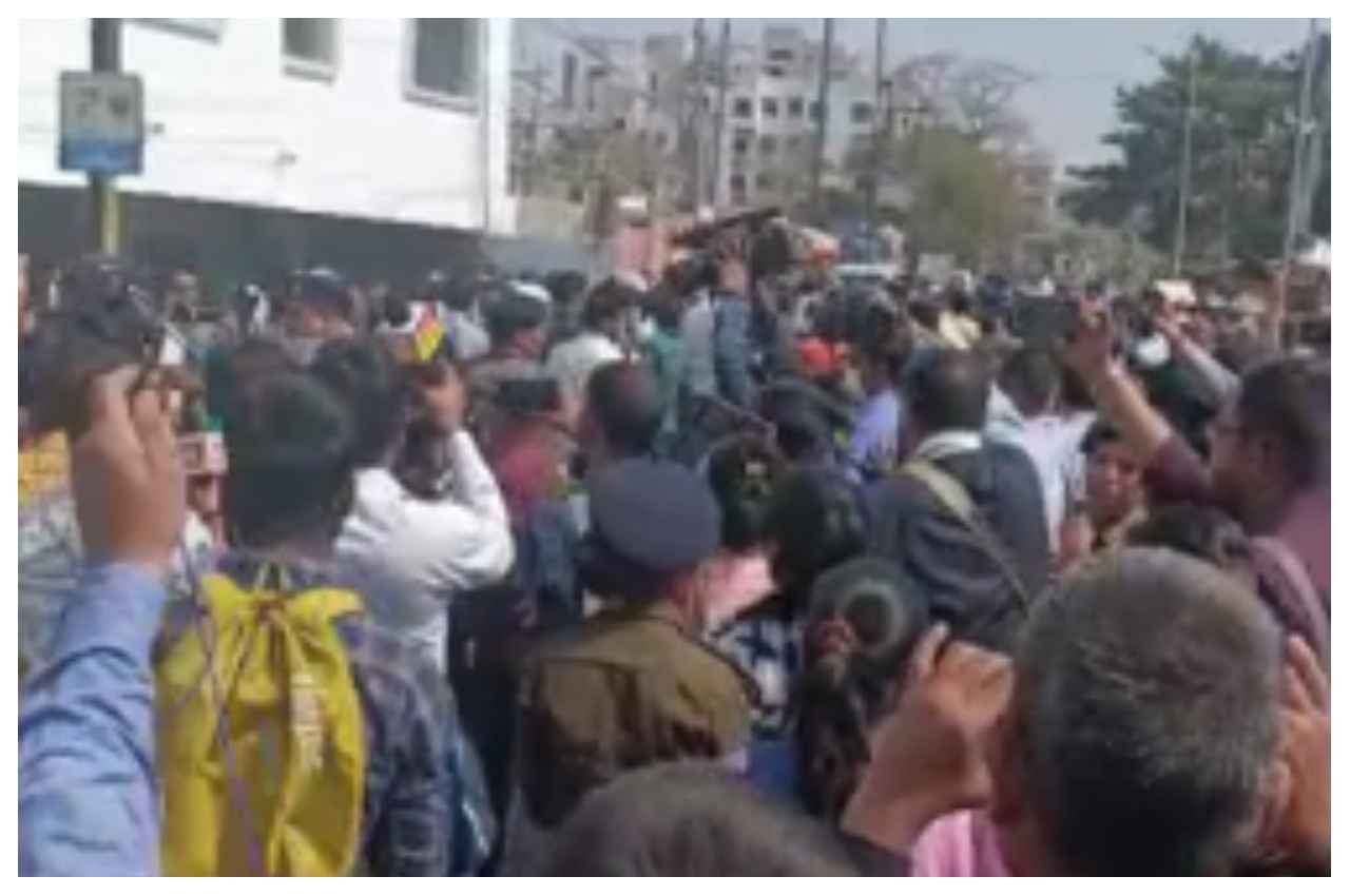 पटना में अभियंता भवन का घेराव करने पहुंचे छात्र, पुलिस ने लाठीचार्ज कर हटाया