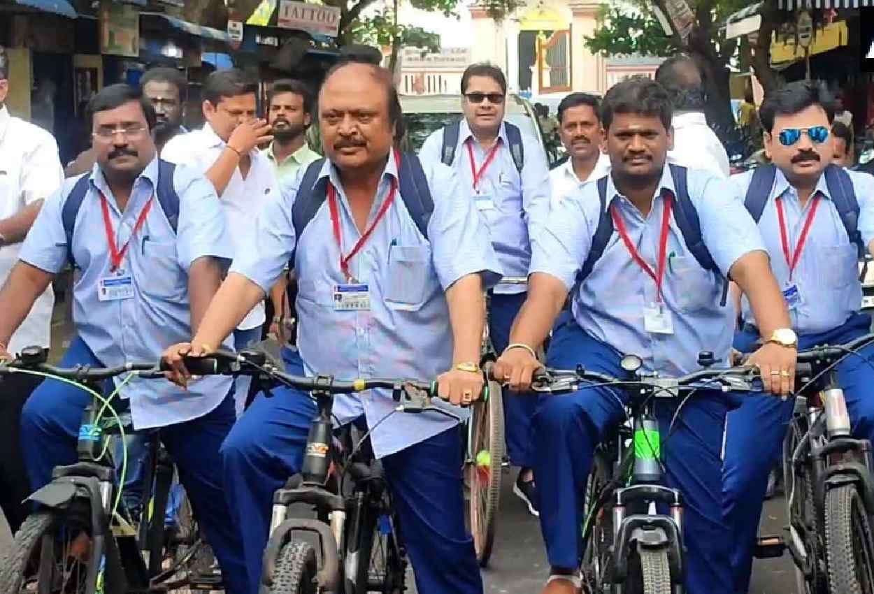 Puducherry Assembly: स्कूल ड्रेस पहनकर साइकिल से विधानसभा पहुंचे DMK के विधायक, जानें पूरा मामला