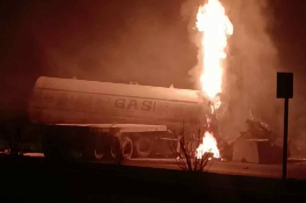 Rajasthan Accident, collision between tanker and truck, four people die in collision, collision on national highway, ajmer district