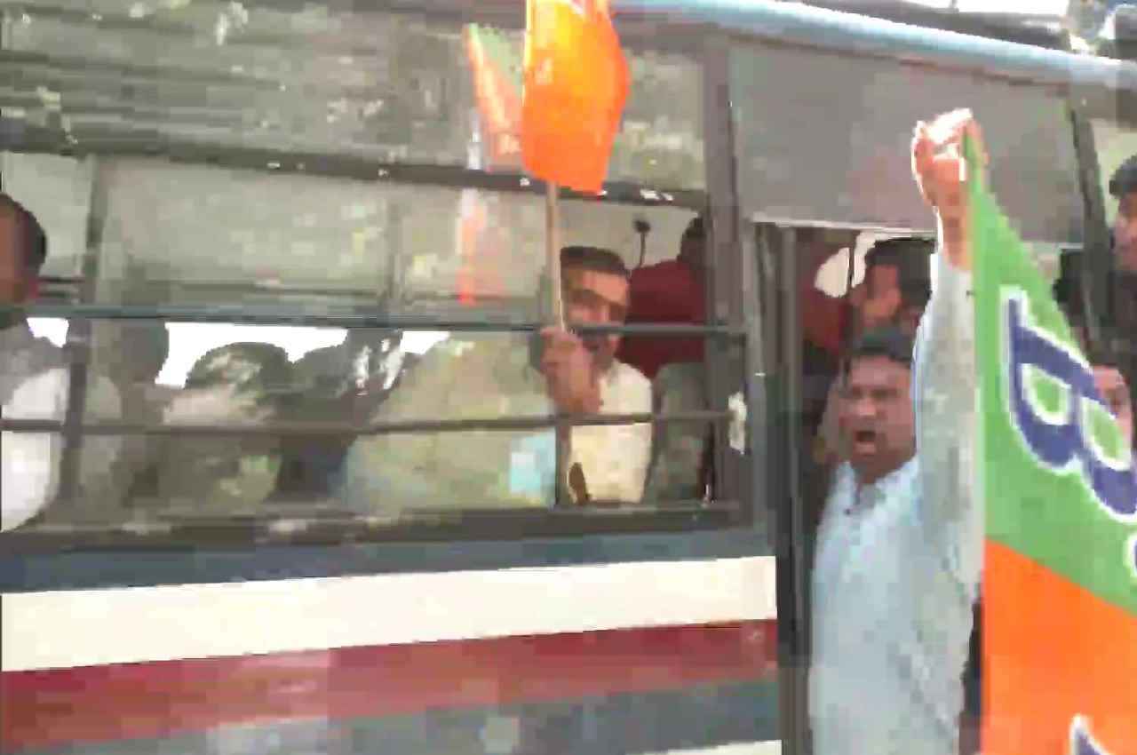 Snooping Case: भाजपा नेताओं का AAP हेडक्वार्टर के सामने विरोध प्रदर्शन, सिसोदिया का इस्तीफा मांगा