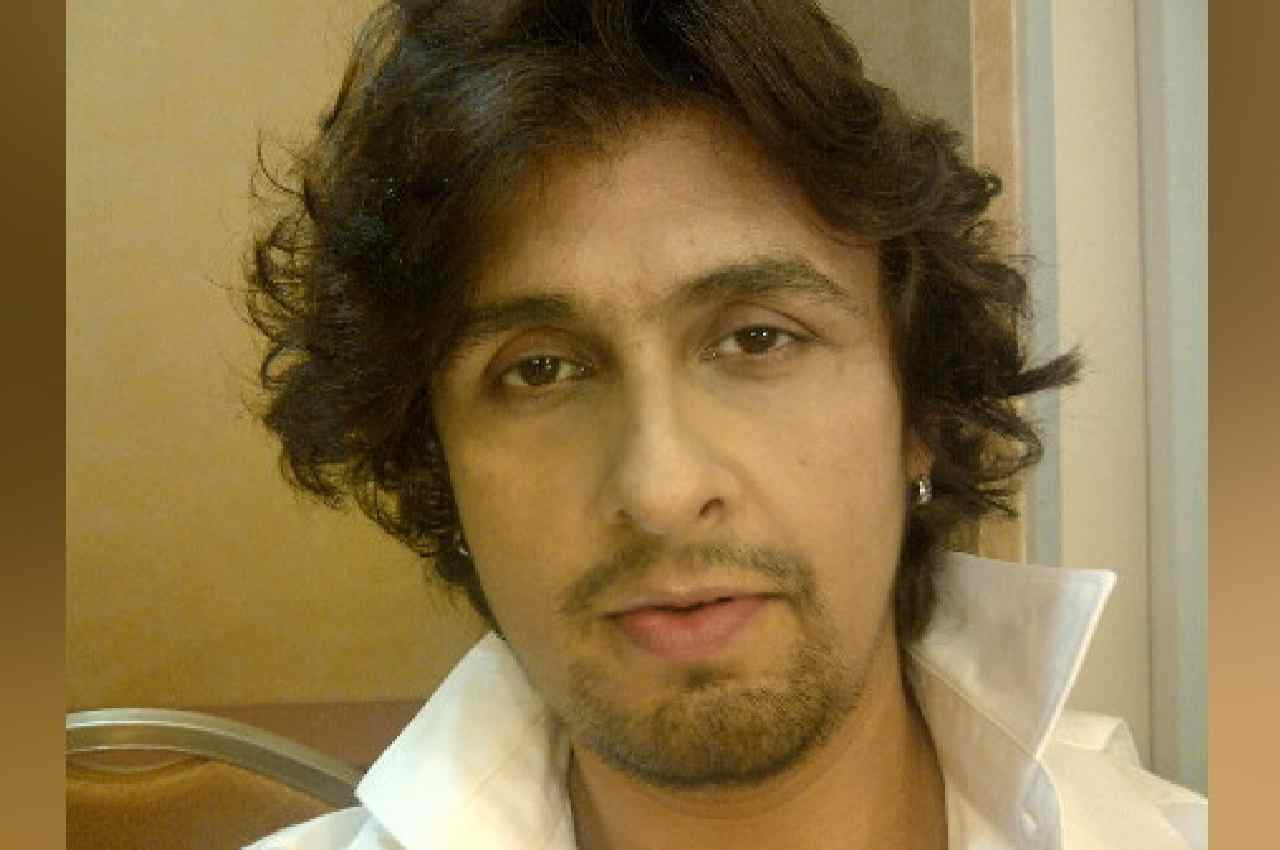 Sonu Nigam Attacked, assaulting Singer, live event
