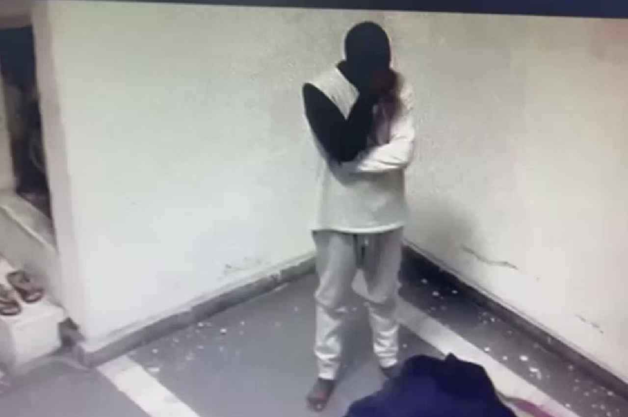VIDEO: जेल में फफक कर रोने लगा ठग सुकेश चंद्रशेखर, सेल में मिले डेढ़ लाख के Gucci के जूते