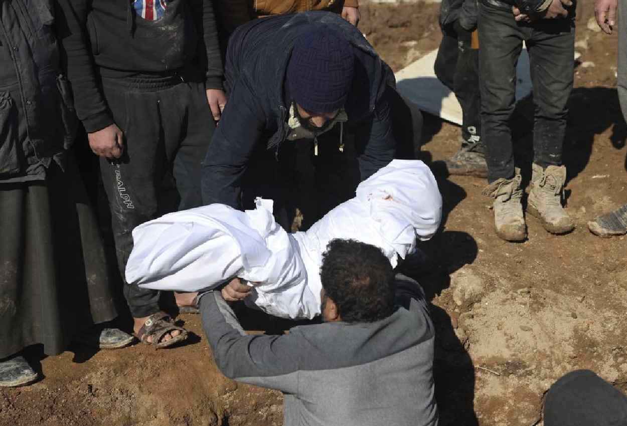 Turkey Syria Earthquake Updates: भूकंप से अब तक 8000 से अधिक लोगों की मौत, मलबे के पहाड़ उगल रहे लाश