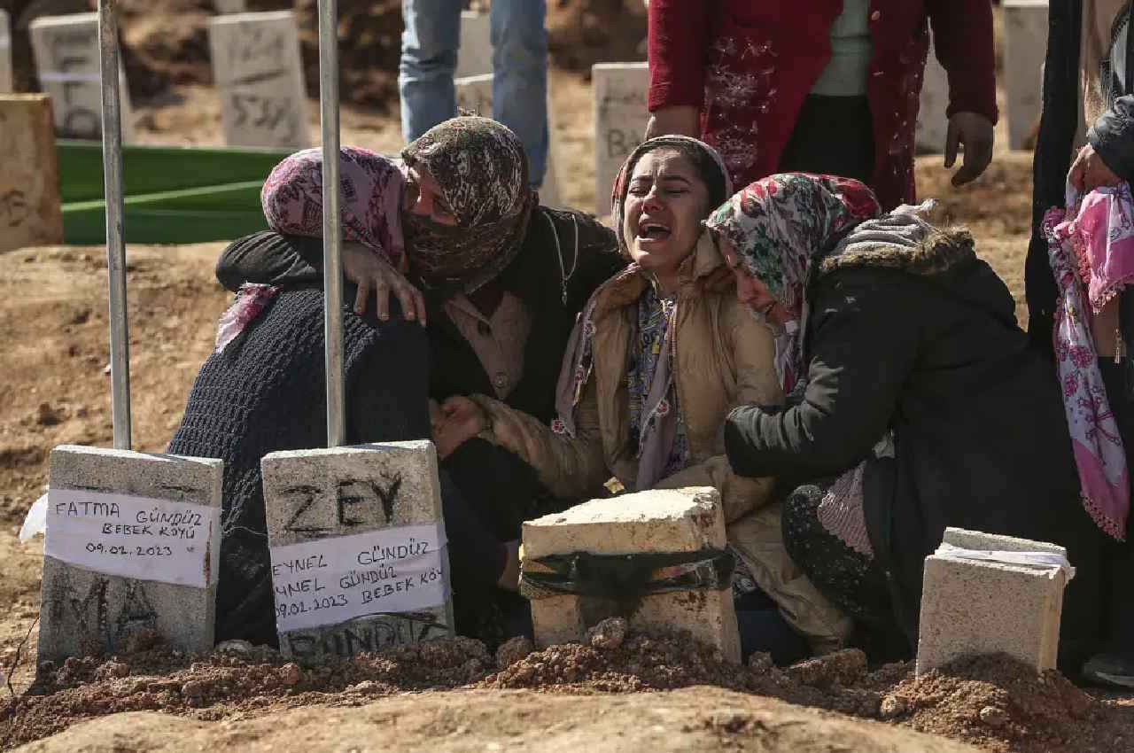 Turkey Syria Earthquakes: तुर्की-सीरिया में भूंकप से 25 हजार से अधिक लोगों की मौत, राहत-बचाव कार्य युद्धस्तर पर जारी