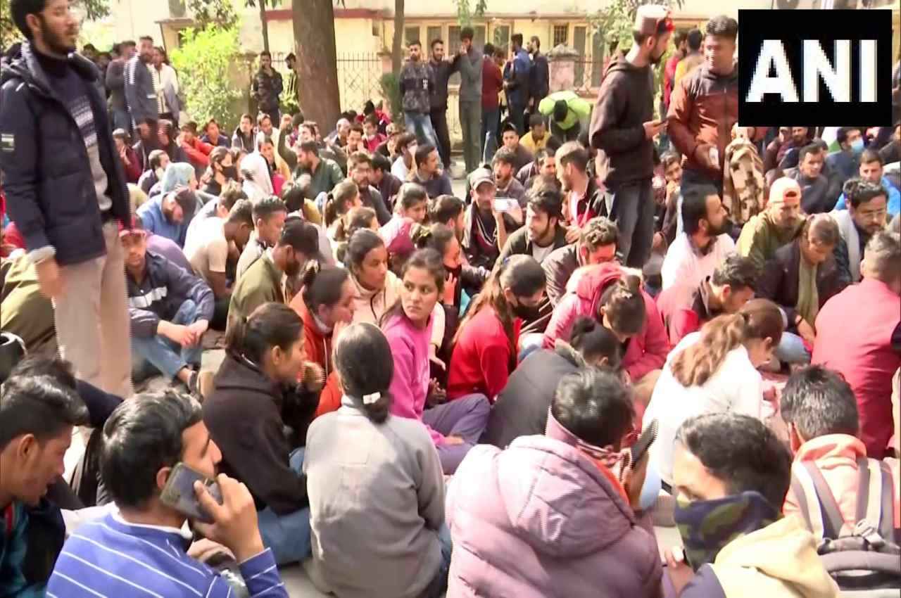 Uttarakhand: देहरादून में पथराव के बाद छात्रों पर लाठीचार्ज, अब सरकार और अधिकारियों ने दिए ये जवाब