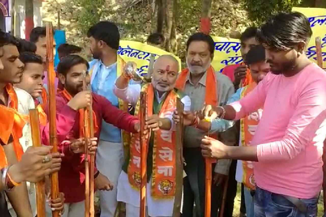 वैलेंटाइन-डे को लेकर शिवसेना ने लठ्ठों को केसरिया रंग से रंगा, पिलाया सरसों का तेल, कहा- जहां मिलेंगे बिट्टू-सोना