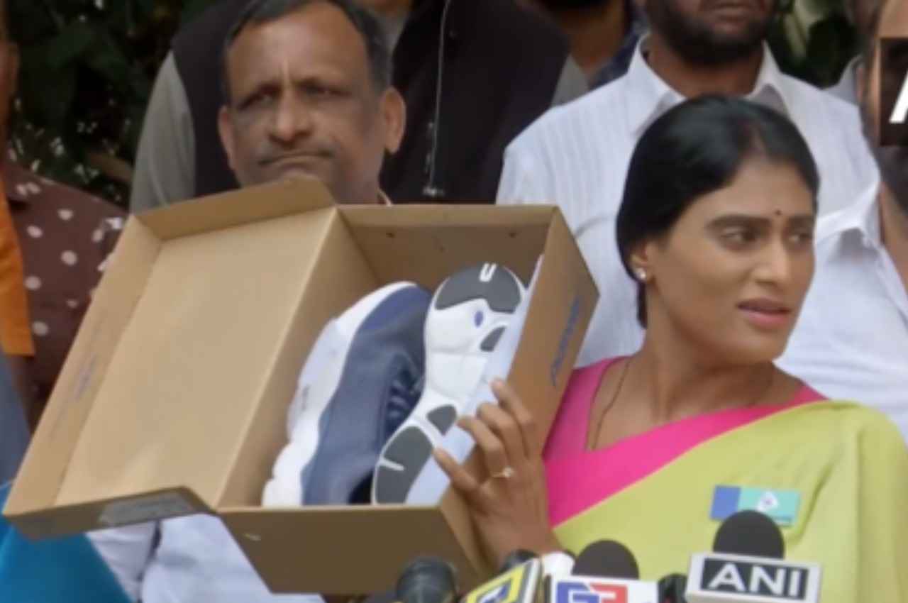 Telangana: YS Sharmila ने मुख्यमंत्री KCR को गिफ्ट किया जूता, इस बात के लिए दिया बड़ा चैलेंज