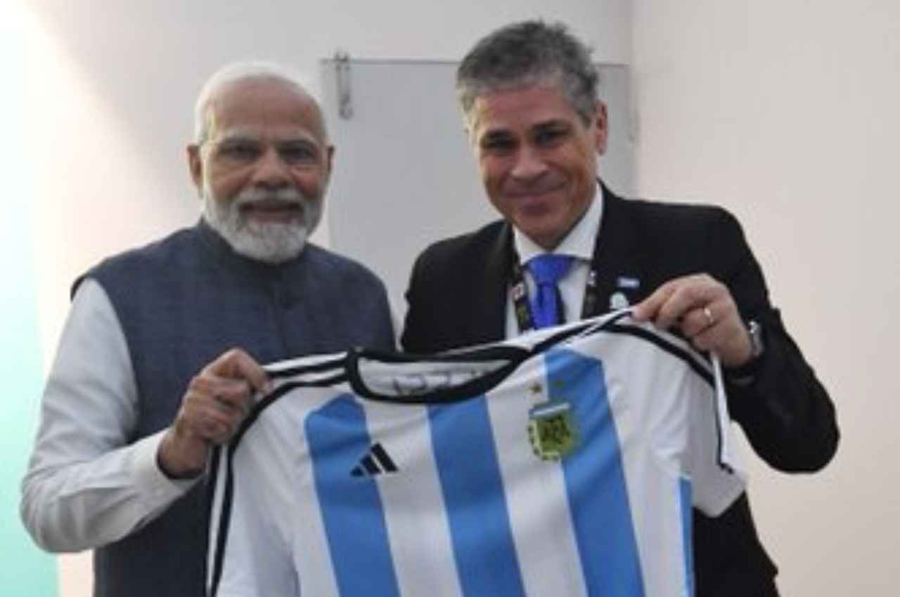 Lionel Messi: YPF अध्यक्ष पाब्लो गोंजालेज ने पीएम मोदी को गिफ्ट में दी मेसी की टीशर्ट