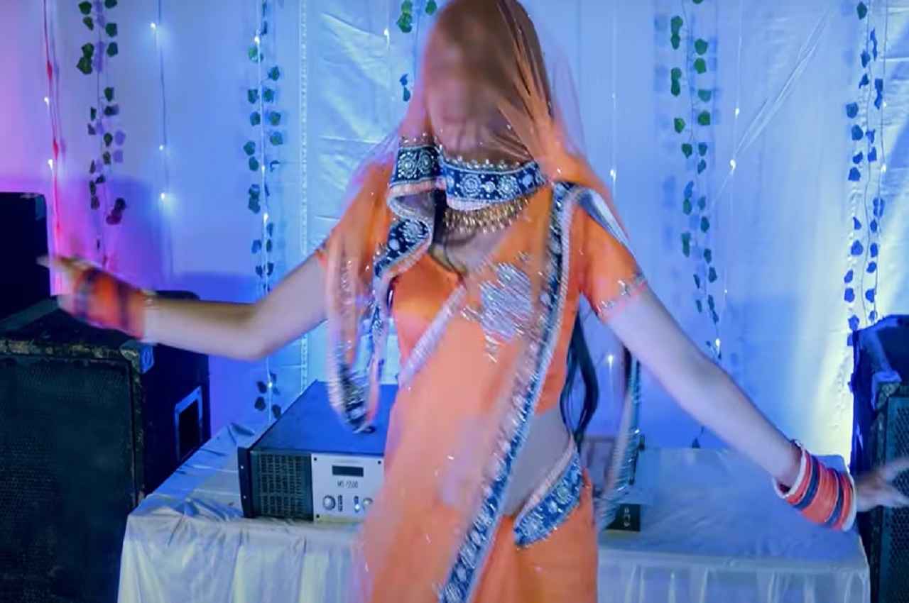 Viral Video: शादी का नाम आते ही भाभी में दौड़ा करंट, छत पर पहुंची और पंजाबी गाने पर साड़ी में लगा डाले ठुमके